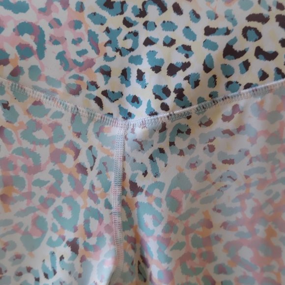 NWT  L'URV Pastel Animal Print Leggings 3/4 leg  Sz S - Picture 4 of 11